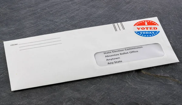 Posta yoluyla oy kullanma için eyalet seçim komitesine gönderilen zarf — Stok fotoğraf