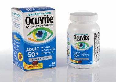 50 'den fazla göz vitamini ve mineral takviyesi kapsülü ve beyaz arka planda izole edilmiş şişe.