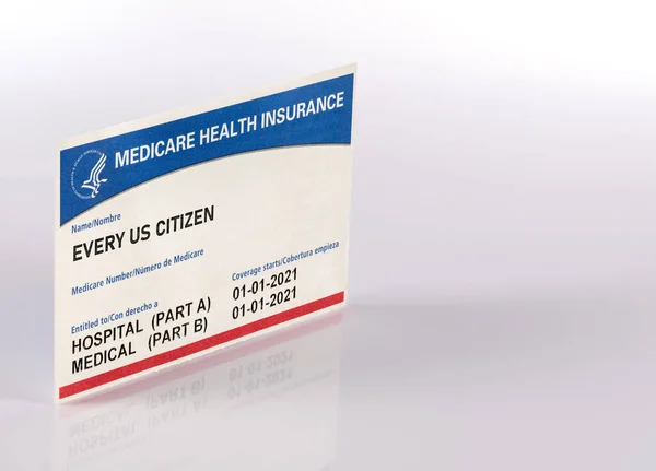 Tarjeta de seguro médico de EE.UU. para ciudadanos estadounidenses aislados contra el fondo blanco —  Fotos de Stock
