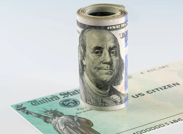 Иллюстрация федерального стимулирующего чека с рулоном наличных на оплату — стоковое фото