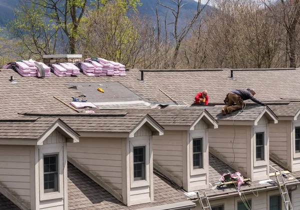 Τεχνίτης στέγης αφαιρώντας το παλιό έρπητα ζωστήρα από μια στέγη έτοιμη για ανακαίνιση — Φωτογραφία Αρχείου
