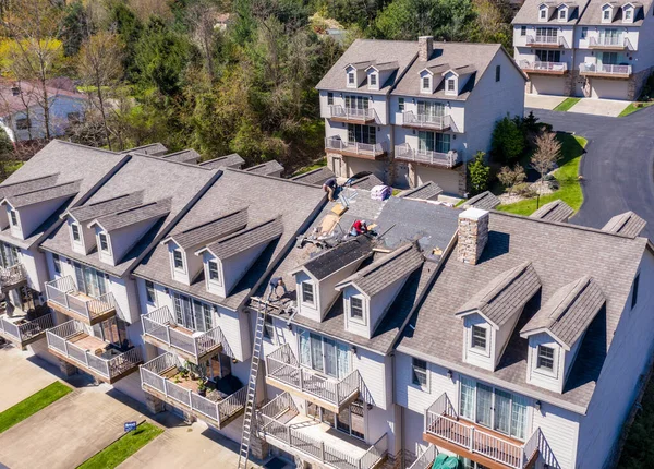 Vista de drone de empreiteiro de telhados removendo telhas de um telhado pronto para retelamento — Fotografia de Stock