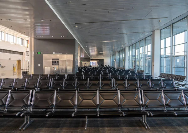 Assentos vazios no aeroporto devido a restrições de viagem do vírus — Fotografia de Stock