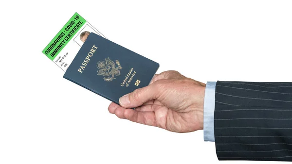 Vysoká kavkazská ruka držící pas USA s osvědčením o imunitě proti virům — Stock fotografie