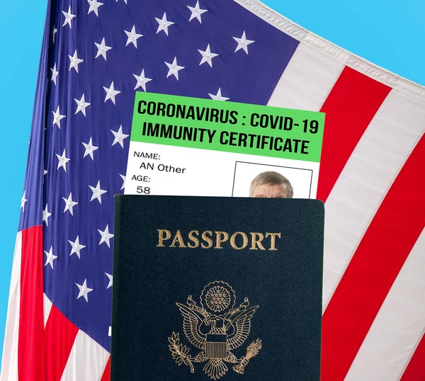 Passaporte dos EUA com certificado de imunidade ao vírus contra bandeira dos EUA — Fotografia de Stock