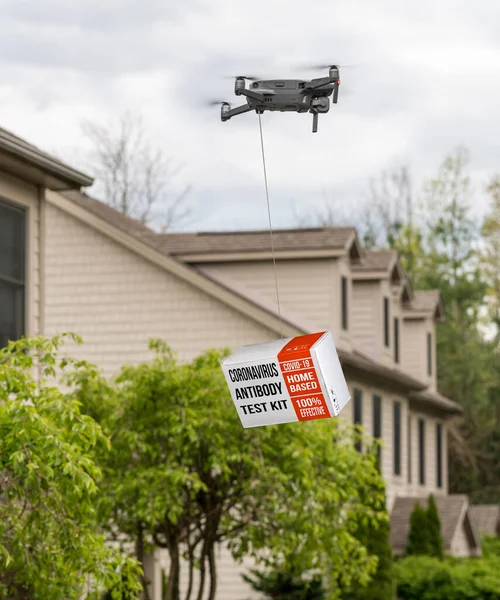 Drohne bringt Coronavirus-Test in Wohnhaus — Stockfoto