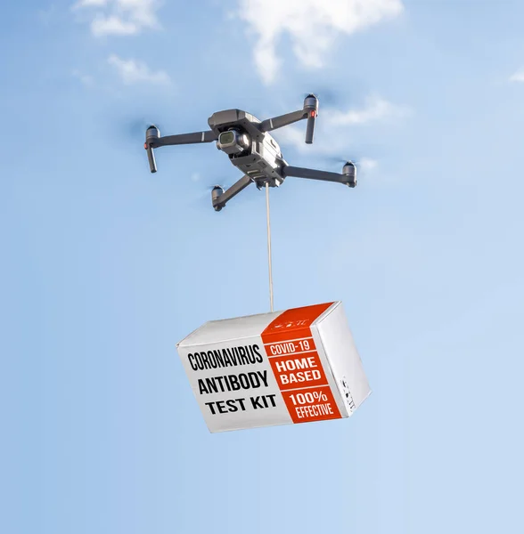 Drohne bringt Coronavirus-Testkit vor blauem Himmel in Wohngebiet — Stockfoto