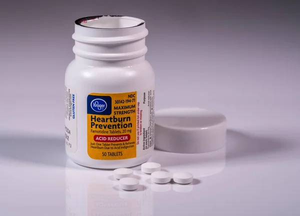 Tabletki famotydyny stosowane w celu złagodzenia zgagi mogą być stosowane w leczeniu koronawirusów. — Zdjęcie stockowe