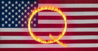 Q Anon ABD bayrağına karşı alevlerden oluşan derin devlet komplosu konsepti