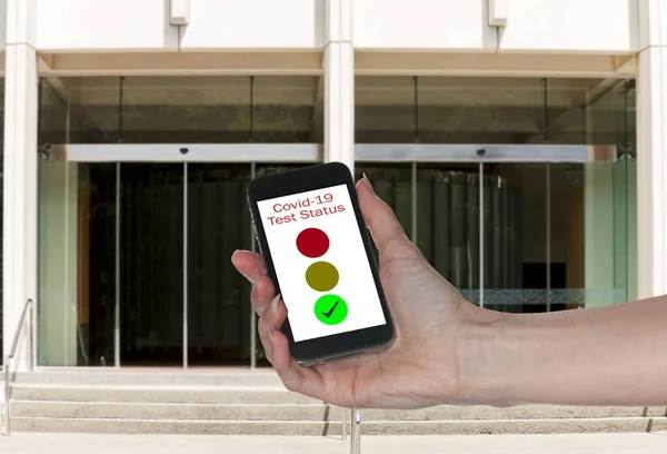 Begreppet Covid-19 teststatus på smartphone App för att visa immunitet mot virus — Stockfoto