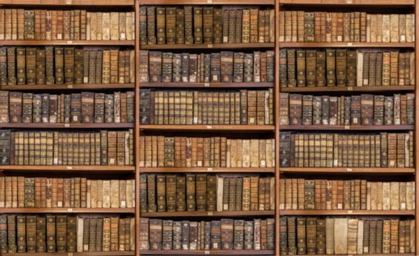 Defocused shelves of old antique books for background — Stock Photo, Image