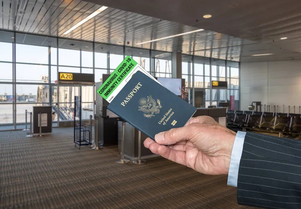 Conceito de certificado imunológico Covid-19 e passaporte dos EUA para mostrar imunidade ao vírus no aeroporto — Fotografia de Stock