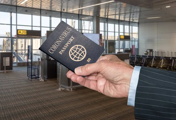 공항에서의 바이러스 면역을 보여 주기 위해 Covid-19 coronavirus 여권의 개념 — 스톡 사진
