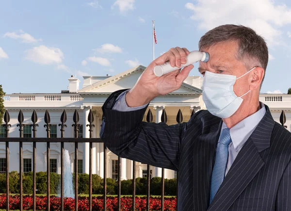 Hombre mayor usando mascarilla tomando su temperatura para comprobar si tiene fiebre — Foto de Stock