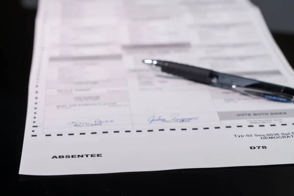 Formulario de votación de votantes ausentes del estado con enfoque en la palabra — Foto de Stock