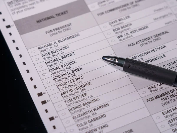 Formulario de votación del votante ausente del partido demócrata con enfoque en Joe Biden — Foto de Stock