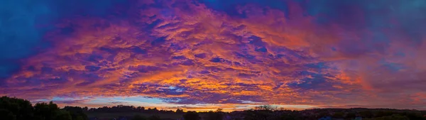 Coucher de soleil au dessus de la ville — Photo