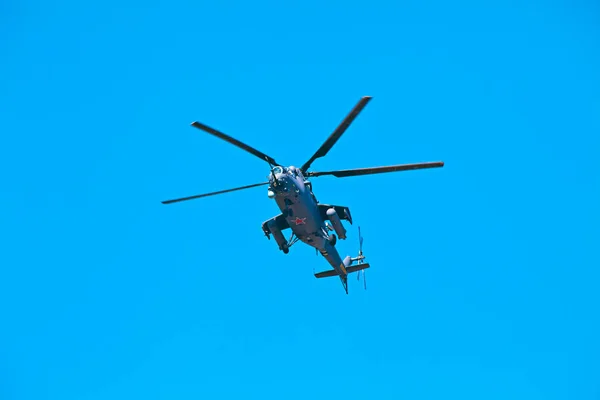 Tubarão preto no céu azul — Fotografia de Stock