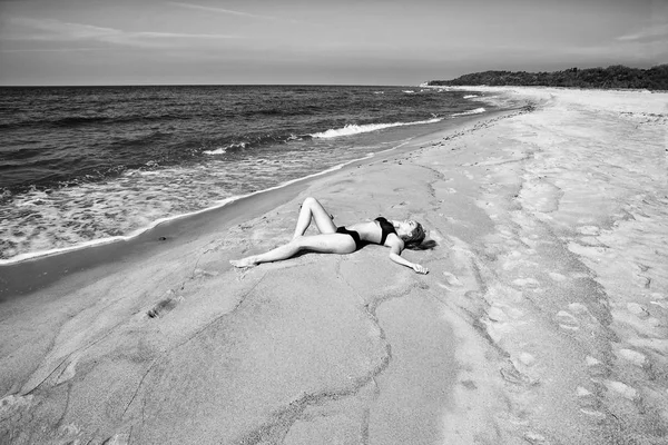 Красива дівчина на пляжі. Зображення щасливої жінки з вітряним серфінгом на пляжі . — стокове фото