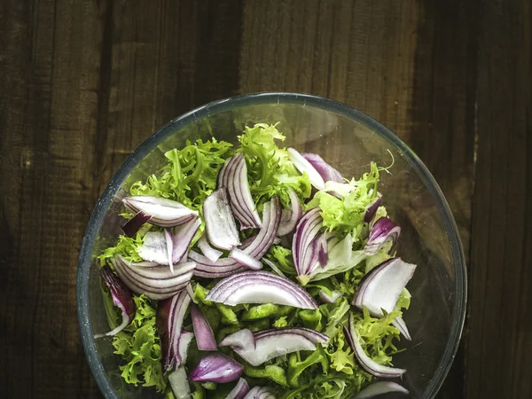 Kulhoon todellinen salaatti puinen pöytä — kuvapankkivalokuva