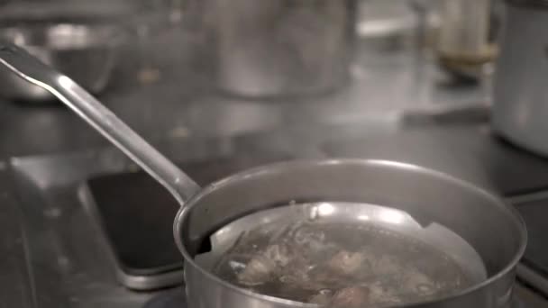 슬로우 모션에 끓는 물 — 비디오