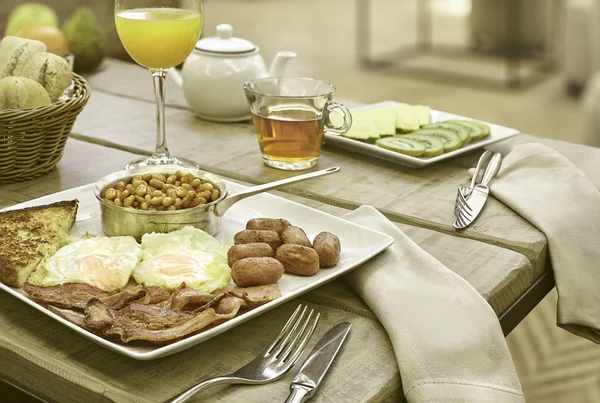 Compleet Engels ontbijt in het hotel Rechtenvrije Stockfoto's