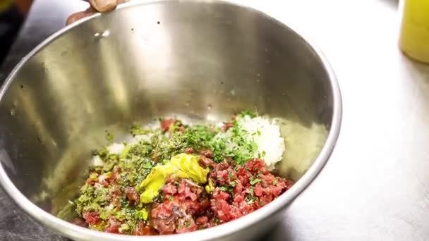 Mistura de ingredientes em uma tigela HD — Vídeo de Stock