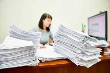 Kadın işçi muhasebeci ile lots-in kağıt belgeleri