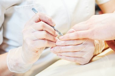 Manikür uzman kadının posta parmak tırnak bakım yapması