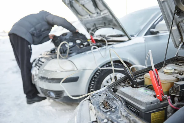 Automobilové startovací baterie problém v zimním chladném počasí — Stock fotografie