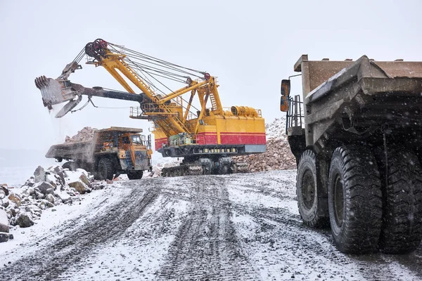 Escavadeira granito carga ou minério em caminhão basculante a céu aberto — Fotografia de Stock