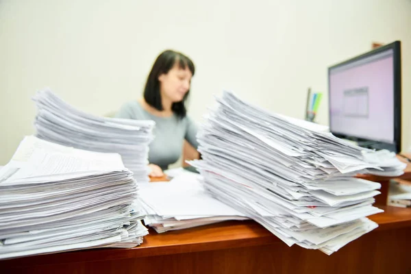 Feminino contador trabalhador com lotes de documentos em papel — Fotografia de Stock