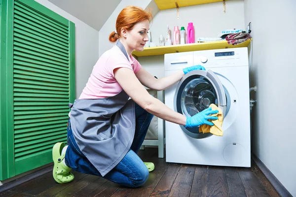 Schoonmaak service. vrouw wasmachine reinigen — Stockfoto