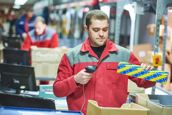 Werknemer met laser barcodescanner in magazijn — Stockfoto