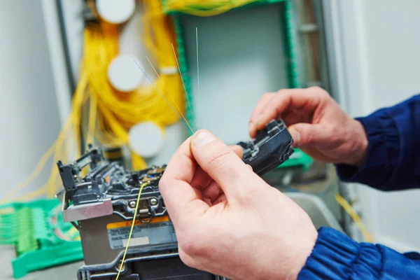 Machine d'épissure de câble de fibre optique dans le travail — Photo