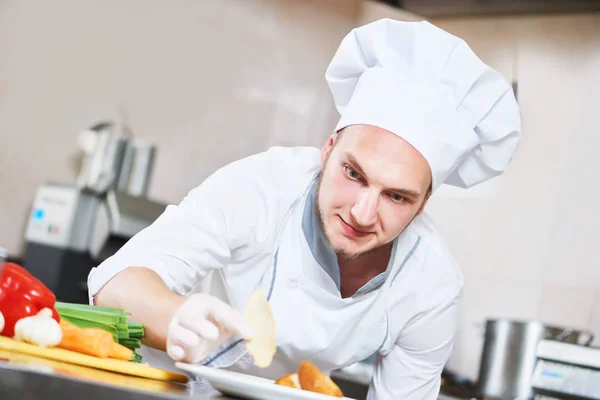 Manliga chef decorating sallad mat — Stockfoto