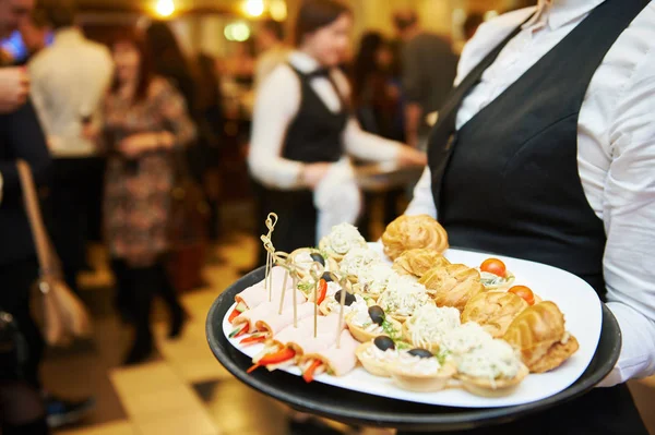 Catering-Service. Kellnerin im Dienst — Stockfoto