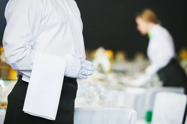 Cateringové služby. číšník ve službě v restauraci — Stock fotografie