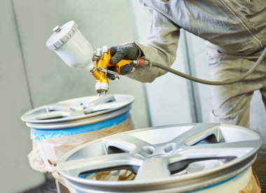 Otomobil disk geri yükleme. Ressam resim hafif alaşım disk sprey ile