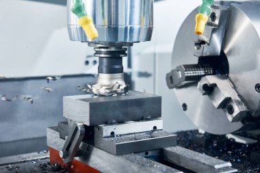 Fabrika kesicisiyle endüstriyel metalcilik kesme işlemi