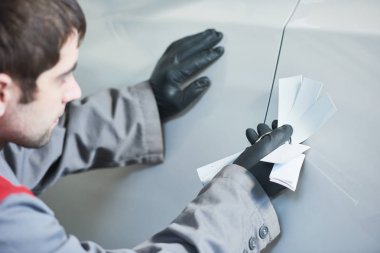 colourist adam örnekleri eşleşen boya ile araba rengini seçme