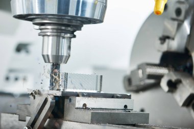 Fabrika kesicisiyle endüstriyel metalcilik kesme işlemi
