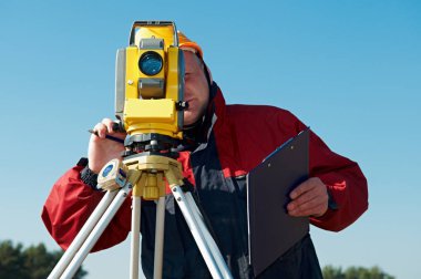 Theodolite ile anket işçisi