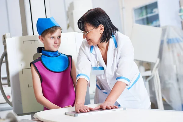 Assistente de enfermagem com menino preparando ou radiografia de raios-x — Fotografia de Stock