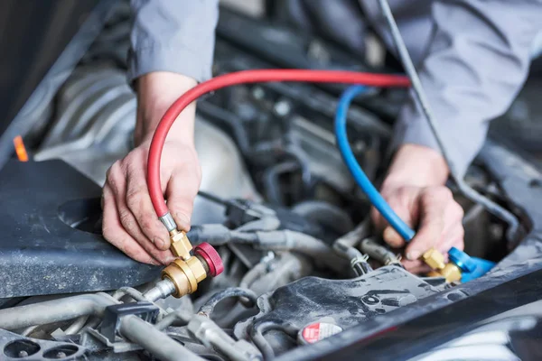 Autóipari légkondicionáló karbantartás. mechanikus összekötő csövek a freon utántöltő — Stock Fotó