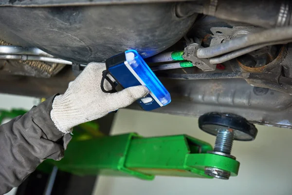 Serviço de ar condicionado do carro. detecção freon vazamento com lâmpada ultravioleta — Fotografia de Stock