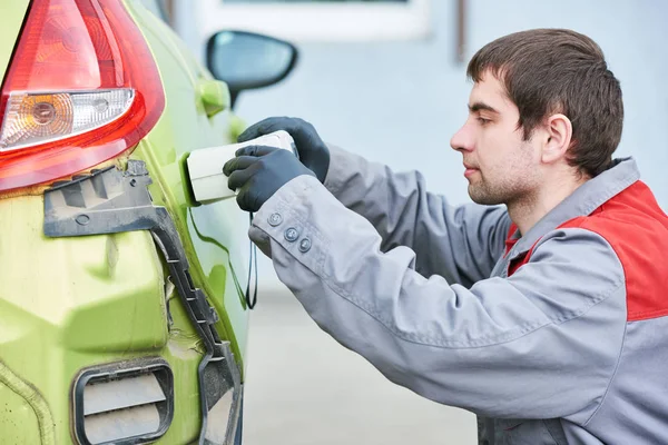 Colorista hombre seleccionando el color del coche con el escáner a juego de pintura —  Fotos de Stock