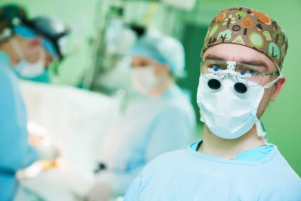 Mężczyzna kardiochirurga w sali operacyjnej cardiosurgery dziecko — Zdjęcie stockowe