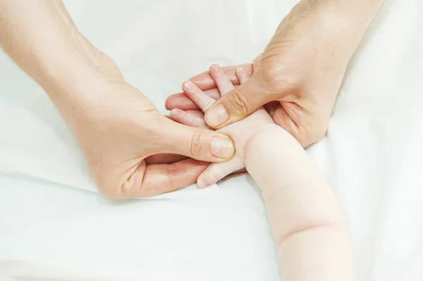 Masseur masseren van de hand van een kind — Stockfoto