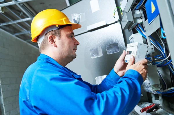 Eletricista instalar medidor de poupança de energia — Fotografia de Stock